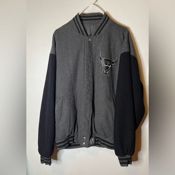 JH DISTRIBUTION TWO TONE CHICAGO BULLS
REVERSIBLE MEN'S VARSITY SIZE XL - Picture 2 of 5